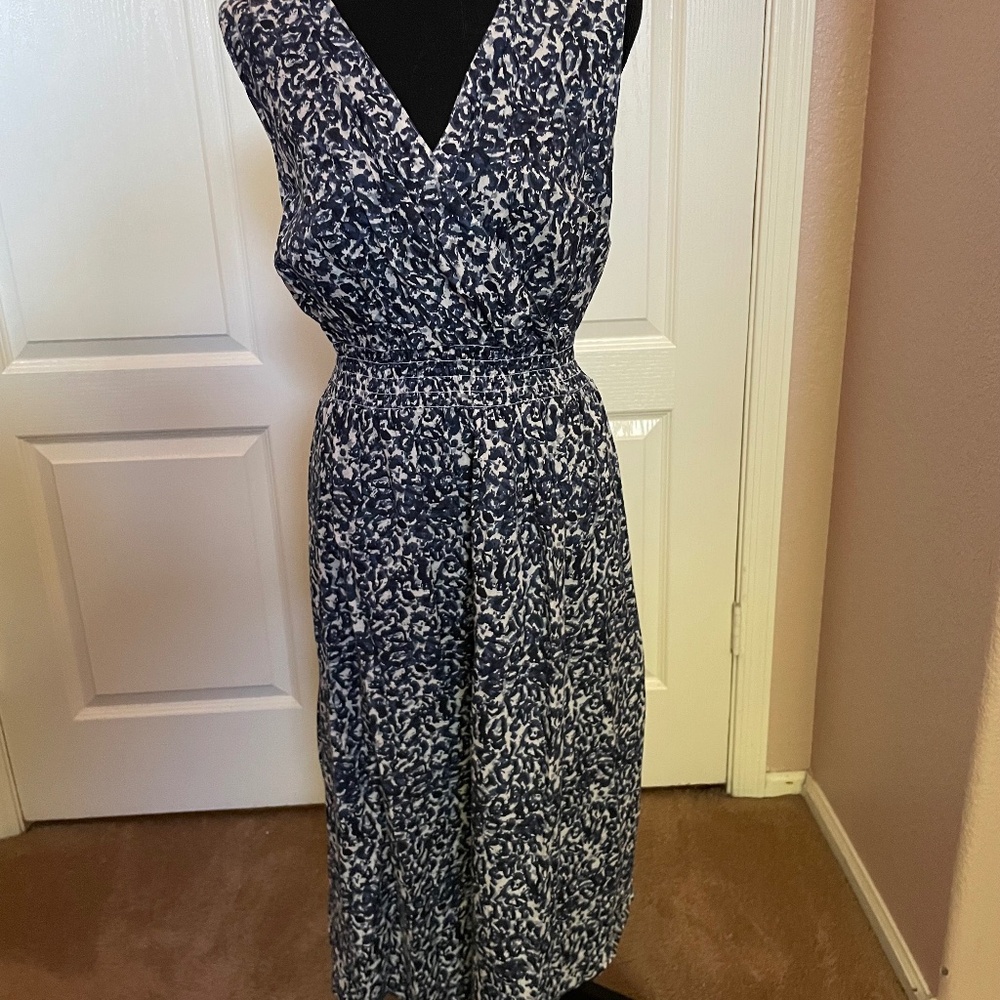 Avenue sleeveless v neck midi droid navy and cream